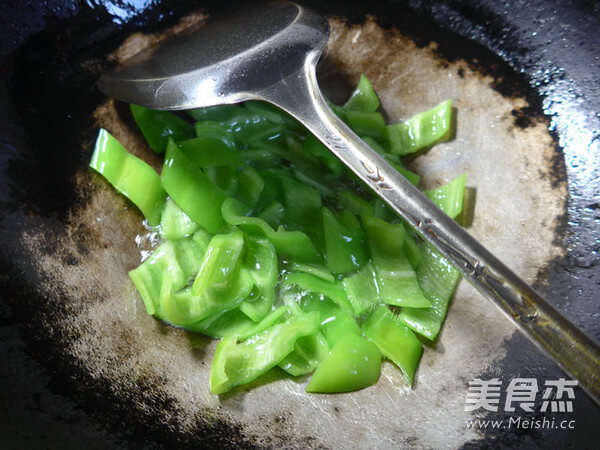 家常尖椒炒海味鲜做法图解5)