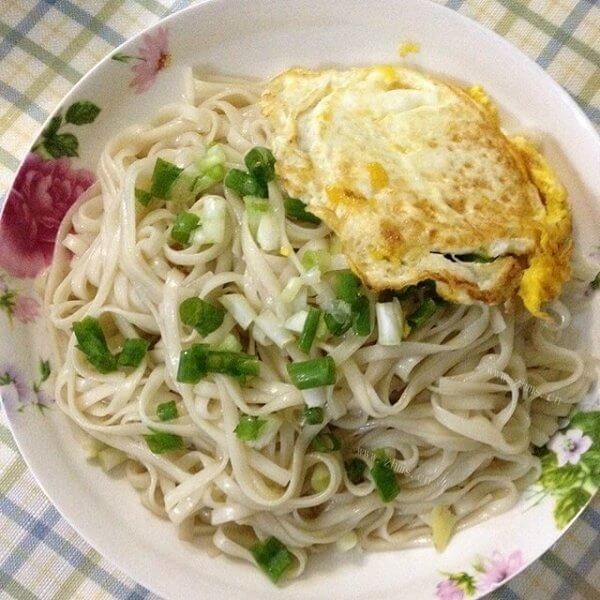 美味的葱油鸡丝拌面
