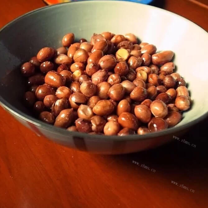 美味的油炸花生米