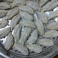 香味扑鼻的韭菜胡萝卜饺子做法图解2)
