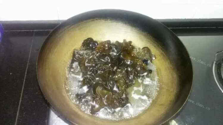 可口的蒜香芹菜拌木耳做法图解2)