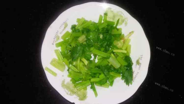 可口的蒜香芹菜拌木耳做法图解3)
