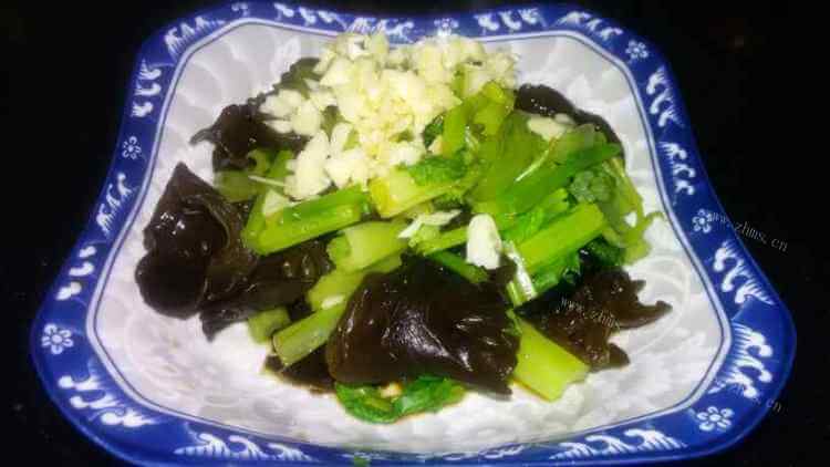 可口的蒜香芹菜拌木耳做法图解5)