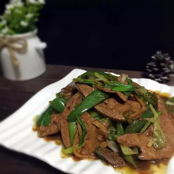 美味的青蒜炒猪肝