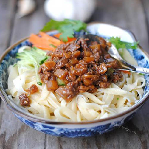 美味的牛肉炸酱面的做法