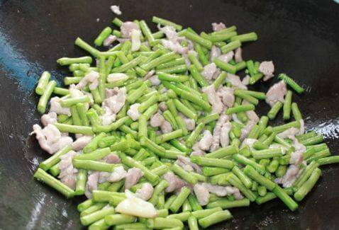 美味的猪肉炒豆角的做法做法图解4)