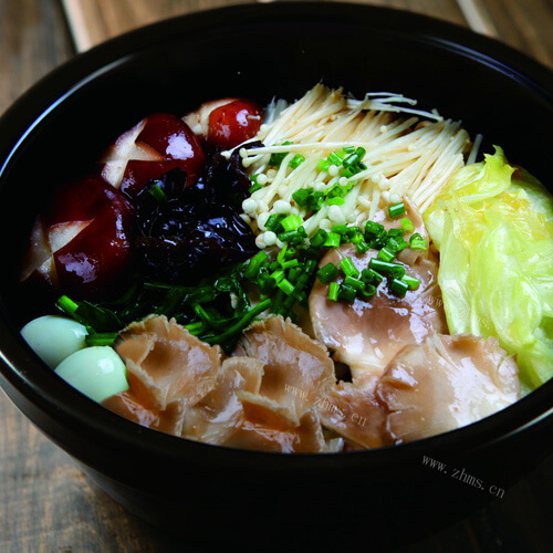 美味麻辣鸡丁米线