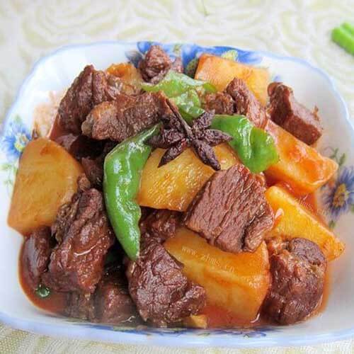 营养的牛肉烧土豆