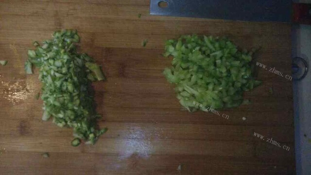 香脆的芦笋青椒煎蛋做法图解2)