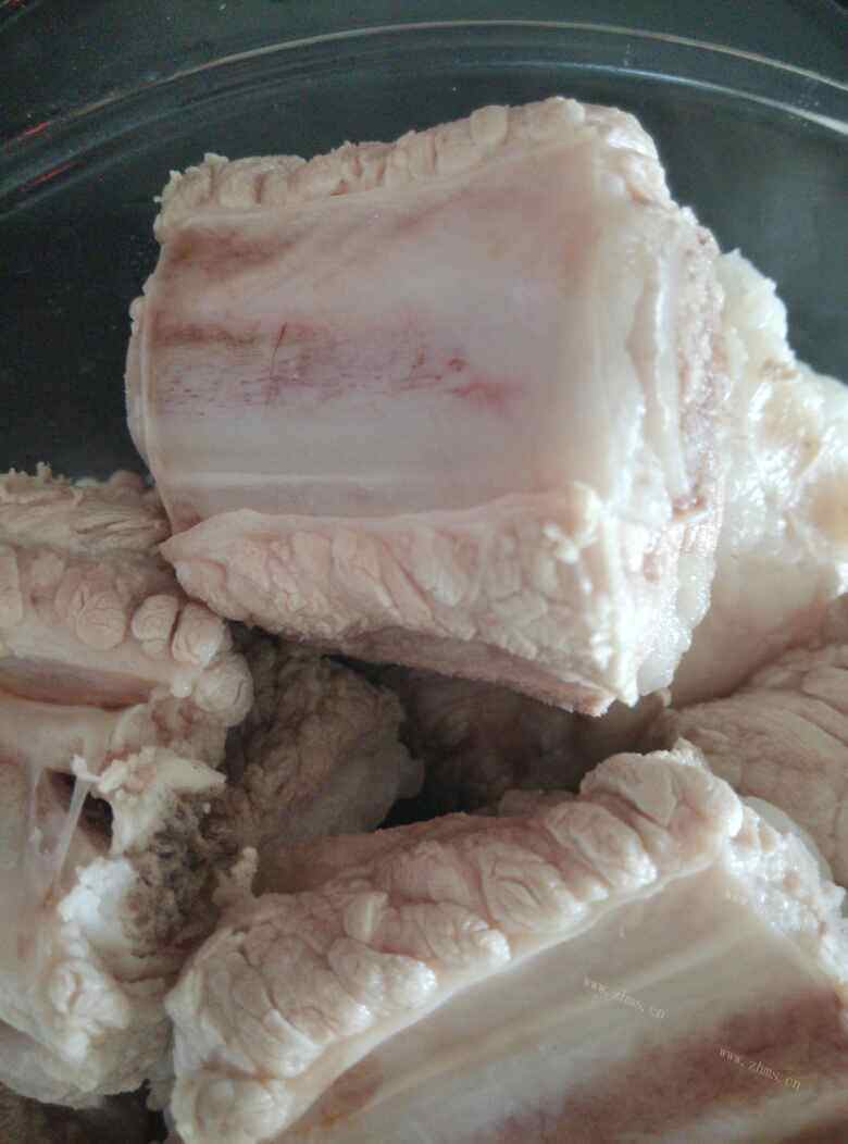 美味的参杞鲍鱼排骨汤做法图解3)