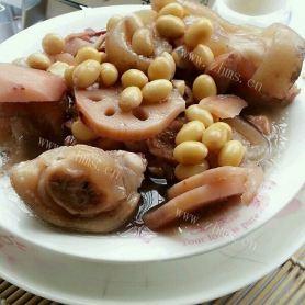 美味猪蹄炖黄豆的做法