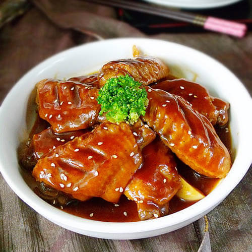 可口的平底锅鸡翅