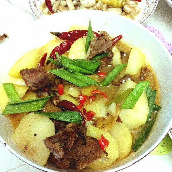 美味的土豆烧鸭肉