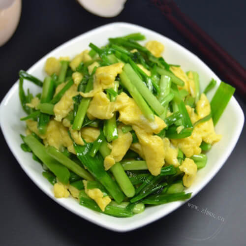 可口的蒜苗炒蛋