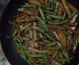 简单美味的土豆烧豇豆做法图解5)