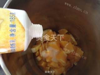 美味的奶香橙汁做法图解4)