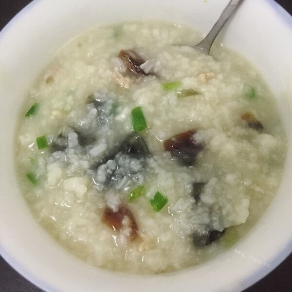超级好吃的电饭煲做皮蛋瘦肉粥