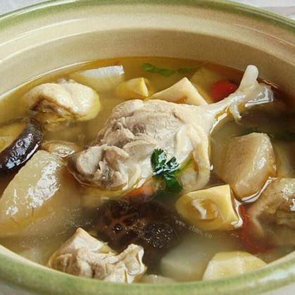 美味的鸭肉萝卜汤 