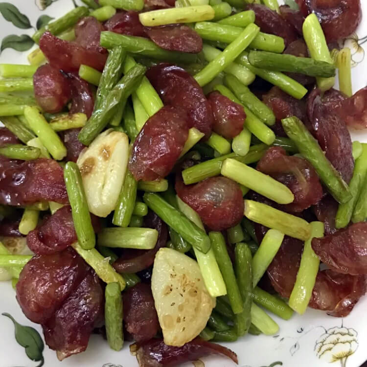香喷喷的蒜苗炒香肠