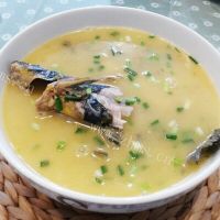 清香的砂锅炖鱼汤 