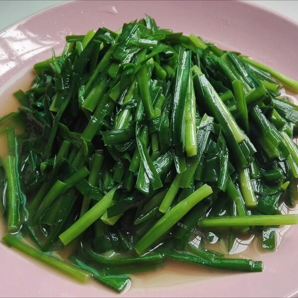 美味的酸辣炒韭菜