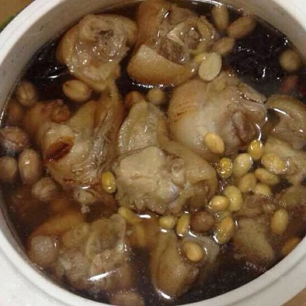 美味的香菇炖猪蹄