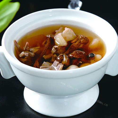 美味的鸡肉炖苁蓉