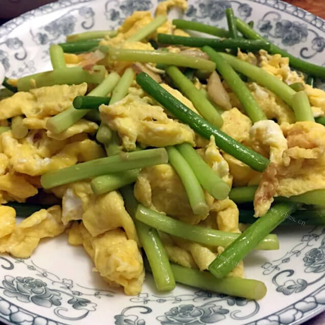 家常鸡蛋炒蒜苔