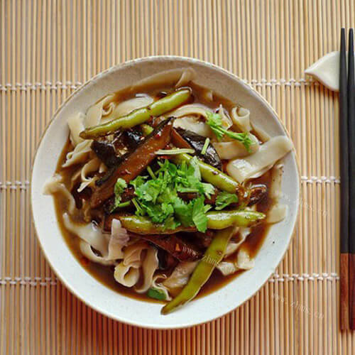 吃不厌带着辣味的茄子豆角面的做法