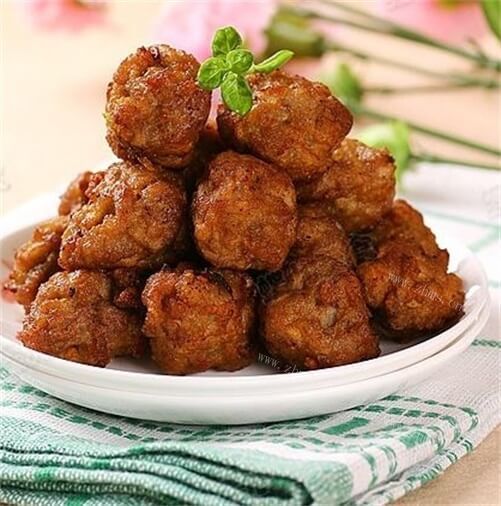 美味的油炸猪肉丸子的做法