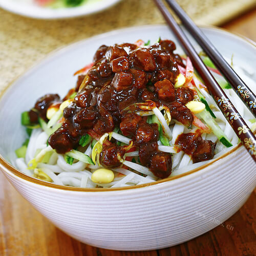 家常猪肉炸酱面的做法