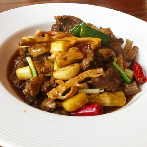 美味的笋焖鸭肉