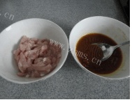 美味可口的胡萝卜酱肉丝做法图解4)