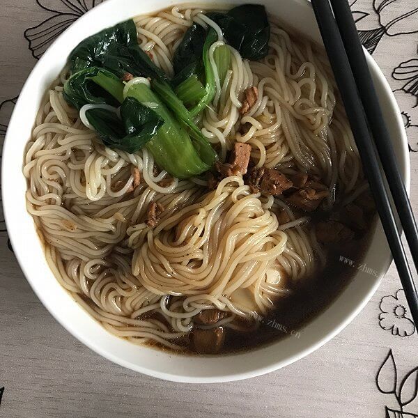 诱人的香菇鸡丁米线的做法 