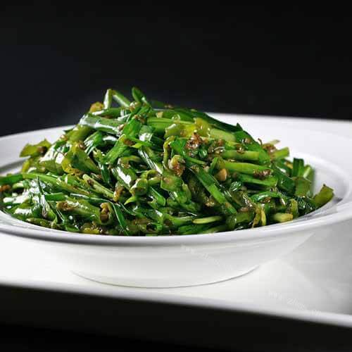 美味的韭菜炒鸡肉