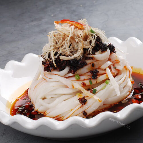 美味的鸡丝凉拌面