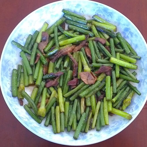 居家肉炒蒜苔