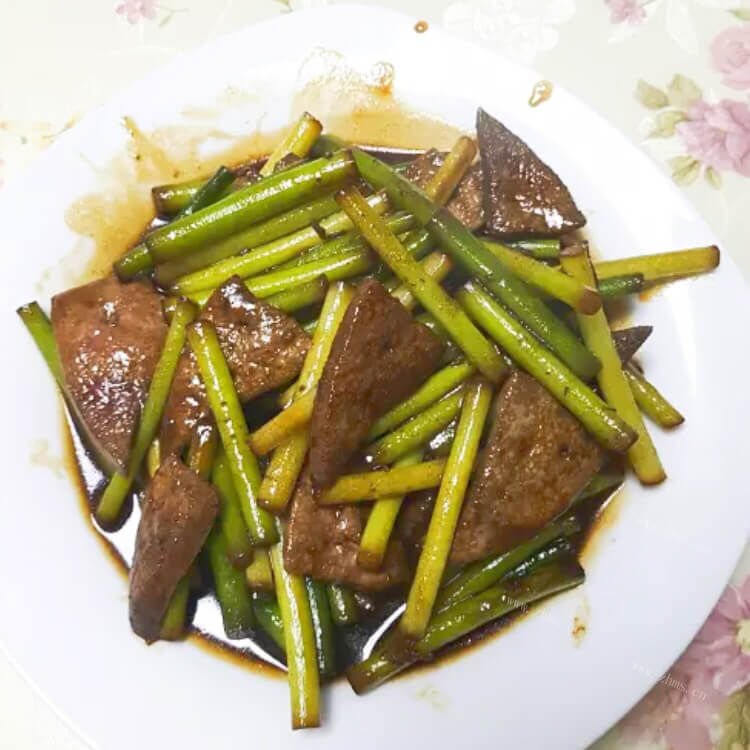营养美食蒜苗炒猪肝
