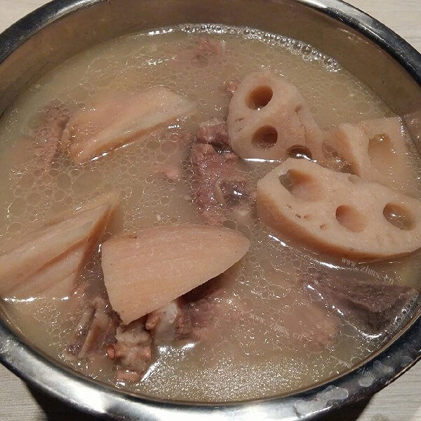 美味的莲菜排骨汤的做法
