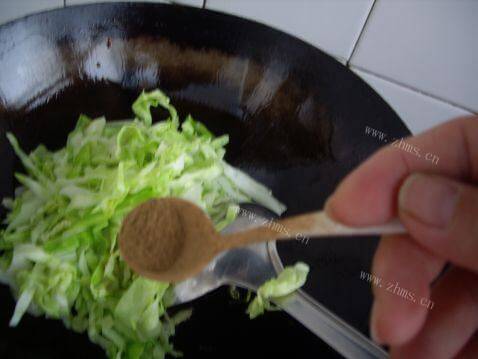 家常卷心菜炒西红柿做法图解6)