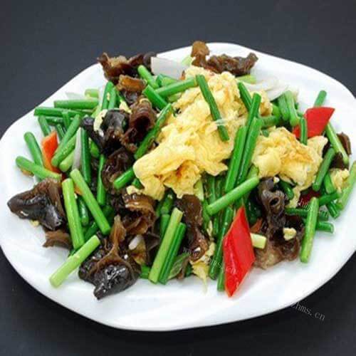 美味的蒜苔木耳炒鸡蛋