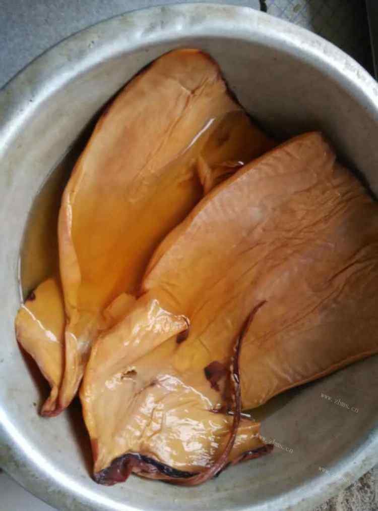 美味的墨斗鱼炒木耳做法图解1)