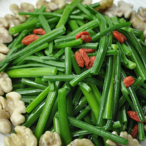 美味的核桃炒韭菜