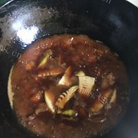 美味的红烧肉烧笋做法图解5)