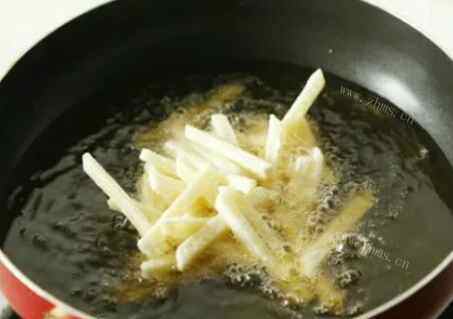 美味的香酥椒盐土豆条做法图解3)