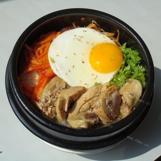 美味的鸡腿拌饭