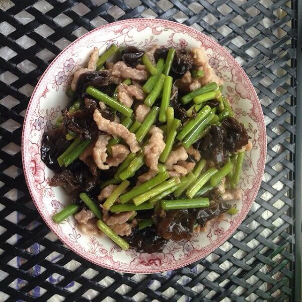 家常肉丝蒜苔