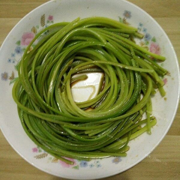 美味的手撕蒜薹