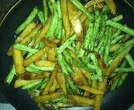 简单美味的土豆烧豇豆做法图解4)