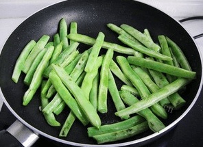 满满肉肉幸福感的豆角红烧肉做法图解2)